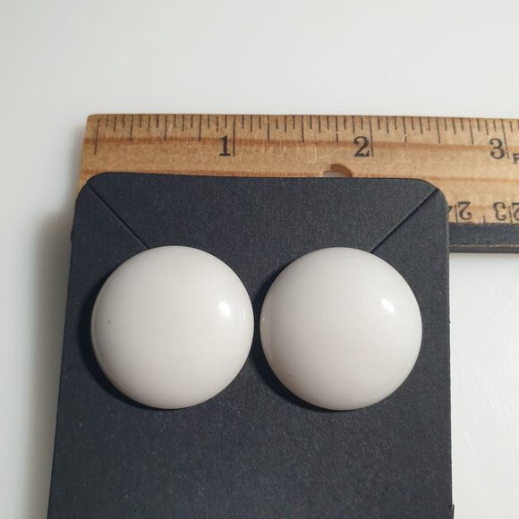 Vintage Round White Stud Earrings Costume Jewelry Classic Minimalist Design - Picture 4 of 4